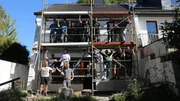 Tag 1 Sanierungssprint – nach dem Bauzeitenplan von Ronald Meyer werden 60 Handwerker das Haus der Familie Deneke in 22 Tagen energetisch sanieren – ob das klappt?