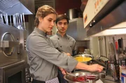 Melanie (Morgane Ferru, l.) hat einen heimlichen Verehrer – den Azubi Linus Daumert (Ivo Kortlang, r.).