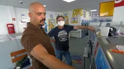 Christopher (li.) muss zum Wäschewaschen in den Waschsalon