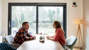 Sina und Johannes Deneke in ihrem neuen Zuhause, das in 22 Tagen energetisch kernsaniert wurde.