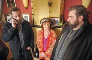 Wolter (Jan Niklas Berg, l.) und Ollie (Christoph Hagen Dittmann, r.) treffen auf die esoterische Uschi Hartmann (Brigitte Böttrich, M.).