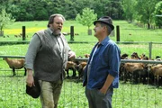Schattenhofer wirft Stadlbauer vor, ihm kranke Schafe verkauft zu haben. Von links: Benedikt Stadlbauer (Andreas Geiss) und Lorenz Schattenhofer (Werner Rom).