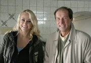 Nicole Sommer (Jenny Elvers-Elbertzhagen, l.) und Dr. Fährmann (Michael Lesch, r.) freuen sich über den Erfolg der unkonventionellen Behandlungsmethode von Dr. Susanne Mertens bei der Seebärin Diana.