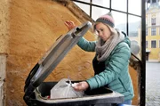 Klara (Wolke Hegenbarth) sucht nach Beweisstücken im Müll.