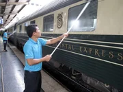 Reinigung für den "Eastern & Oriental Express" vor dem Start.
