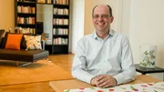 Eduard, 52, Verwaltungsjurist aus Niederösterreich, ist ein Mann mit Geist, Stil – und trockenen Humor: „Was ist der Unterschied zwischen einer irischen Hochzeit und einem irischen Begräbnis? Ein Betrunkener weniger“, witzelt er. Seit vier Jahren ist Eduard Single. Mehrere lange Beziehungen hat er hinter sich – doch am Ende fehlte es meist an Gemeinsamkeiten. Jetzt soll es wirklich passen. Seine Wunschpartnerin? „Jünger als ich, mit gefestigtem Leben, nicht mehr auf Sinnsuche – und mit Begeisterung für Kunst und Kultur“, sagt er entschlossen. Denn für diese Themen brennt Eduard: „Wenn ich ein Bild sehe, das mich berührt, bin ich in einer anderen Welt.“ Beruflich ist der Verwaltungsjurist angekommen, ein Haus hat er gebaut, doch jetzt soll die Liebe Raum bekommen. Die Idee einer eigenen Familie ist für ihn noch nicht vom Tisch. Und wie würde er sich das erste Date mit seiner Zukünftigen ausmalen? „Das muss man sich einvernehmlich ausmachen“, sagt er – hier klingt der Jurist durch, weniger der Romantiker. Doch hinter dem trockenen Ton liegt viel Feingefühl. Und wie sieht er das Thema Erotik? „Unterm Strich ist das eine Form von Kommunikation. Und man kann nicht nicht kommunizieren“, schmunzelt er. Eduard wartet auf eine kluge, lebensfrohe Frau, die ihn berührt – nicht nur mit Worten. Wenn Sie also genauso für Kunst und Kultur brennen, dann zögern Sie bitte nicht und zücken den Kulli. Eduard, 52, Verwaltungsjurist aus Niederösterreich, ist ein Mann mit Geist, Stil – und trockenen Humor: „Was ist der Unterschied zwischen einer irischen Hochzeit und einem irischen Begräbnis? Ein Betrunkener weniger“, witzelt er. Seit vier Jahren ist Eduard Single. Mehrere lange Beziehungen hat er hinter sich – doch am Ende fehlte es meist an Gemeinsamkeiten. Jetzt soll es wirklich passen. Seine Wunschpartnerin? „Jünger als ich, mit gefestigtem Leben, nicht mehr auf Sinnsuche – und mit Begeisterung für Kunst und Kultur“, sagt er entschlossen. Denn für diese Themen brennt Eduard: „Wenn ich ein Bild sehe, das mich berührt, bin ich in einer anderen Welt.“ Beruflich ist der Verwaltungsjurist angekommen, ein Haus hat er gebaut, doch jetzt soll die Liebe Raum bekommen. Die Idee einer eigenen Familie ist für ihn noch nicht vom Tisch. Und wie würde er sich das erste Date mit seiner Zukünftigen ausmalen? „Das muss man sich einvernehmlich ausmachen“, sagt er – hier klingt der Jurist durch, weniger der Romantiker. Doch hinter dem trockenen Ton liegt viel Feingefühl. Und wie sieht er das Thema Erotik? „Unterm Strich ist das eine Form von Kommunikation. Und man kann nicht nicht kommunizieren“, schmunzelt er. Eduard wartet auf eine kluge, lebensfrohe Frau, die ihn berührt – nicht nur mit Worten. Wenn Sie also genauso für Kunst und Kultur brennen, dann zögern Sie bitte nicht und zücken den Kulli.