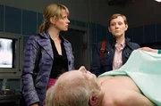 Von links: Sophie Haas (Caroline Peters) begleitet Hilla Baade (Rosa Enskat) in die Pathologie zu ihrem ermordeten Ehemann.