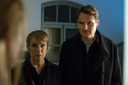 Paula Ringelhahn (Dagmar Manzel) und Felix Voss (Fabian Hinrichs) stehen vor der Tür von Mia Bannert (Julia Engelbrecht, links).