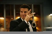 Booth (David Boreanaz) findet heraus, dass die ermordete Kristen eine Affäre mit ihrem Kollegen hatte, der verheiratet und auf Kosten seiner wohlhabenden Frau lebt. Kyle Aldridge hätte ein Motiv gehabt, Kristen zu töten... Booth (David Boreanaz) findet heraus, dass die ermordete Kristen eine Affäre mit ihrem Kollegen hatte, der verheiratet und auf Kosten seiner wohlhabenden Frau lebt. Kyle Aldridge hätte ein Motiv gehabt, Kristen zu töten...