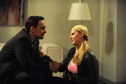 Yvi zieht ihren Papa wegen seiner Flugangst auf. Von links: Mike (Harry Blank) und Yvonne Preissinger (Alexa Eilers).