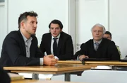 Lex schildert vor Gericht seine Sichtweise. Von links: Lex (Sebastian Gerold), Florian Brunner (Tommy Schwimmer) und Florians Anwalt (Gerhard Acktun).