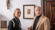 Kunstsammler Vogt (Benno Fürmann, rechts) verbietet Anni (Anna Unterberger, links) seine Sammlerstücke zu fotografieren.