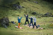 Von links: Yogalehrer Ludwig Stockinger, Anita Haas, Lydia Steuer-Merz und der Schmidt Max beim Bergyoga.