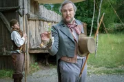Der Bürgermeister (Stephan Grossmann) glaubt nicht daran, dass die Blume ein Zeichen der Hoffnung ist.
