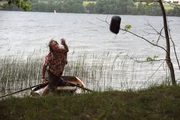 Gregor (Holger M. Wilhelm) holt die Schlafsäcke aus dem Ruderboot.