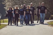 Der Moshclub kommt auf Luckis Hof.