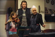 Fleißig übt Valentina Geige. Von links: Valentina Götz (Lilly Reulein), Sebastian Wildner (Herbert Ulrich) und Theresa Brunner (Ursula Erber).