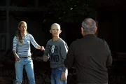 Milas Sohn Fabian ist an Leukämie erkrankt. Von links: Mila (Nina Juraga) und Fabian (Meyo Dispoti).