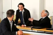 Bayerisches Fernsehen DAHOAM IS DAHOAM, FOLGE 962, "Der heimliche Schläfer", am Mittwoch um 19:45 Uhr. Flori wird sauer, als Lex ihn vor Gericht beschuldigt. Von links: Lex (Sebastian Gerold), Florian Brunner (Tommy Schwimmer) und Florians Anwalt (Gerhard Acktun).