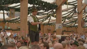 Nur die Goaßlschnalzer dürfen im Festzelt "Tradition" auf den Tischen stehen.
