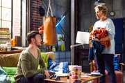 Finn (Christopher Kohn, r.) ist sich Ronny (Bela Klentze) gegenüber sicher, dass Isabelle bei Interesse einen Schritt auf ihn zu machen wird.
