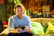 Finn (Christopher Kohn) ist anzumerken, dass Isabelle ihm nicht ganz gleichgültig ist.