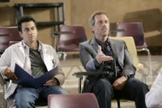 Kutner (Kal Penn, l.) und Dr. Gregory House (Hugh Laurie) diskutieren einen komplizierten Fall: ein Mann ohne Namen, ohne Erinnerung und ohne Herkunft - ein sogenannter Spiegler.