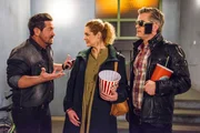 Ingo (André Dietz, r.) und Steffi (Madeleine Krakor) bringen es nicht übers Herz, Marian (Sam Eisenstein) hängen zu lassen.