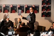 Pressekonferenz in der Stern Redaktion: Gerd Heidemann (Lars Eidinger) präsentiert die Hitler Tagebücher und liest aus ihnen vor.