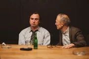 Michaelis (Richard Sammel, r.) will das Gerd Heidemann (Lars Eidinger) seine Quelle preisgibt.