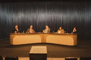 V.l.: Gerd Heidemann (Lars Eidinger), Chefredakteur Michaelis (Richard Sammel), Moderator Klaus Tanner (Ludger Pistor) in der Talkshow.