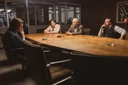 V.l.: Gerd Heidemann (Lars Eidinger) und Felix Bloom (Hans Jochen Wagner) im Gespräch mit Michaelis (Richard Sammel) und Richard Dreier (Ronald Kukulies)