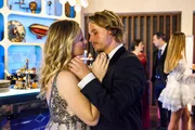 Finn (Christopher Kohn) ist überrascht, als Isabelle (Ania Niedieck) ihn in aller Öffentlichkeit küsst.