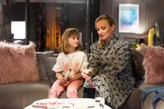 Isabelle (Ania Niedieck) sitzt mit ihrer Tochter Sophia beim Essen und denkt über Finn nach.