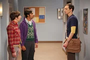Versuchen herauszufinden, wieso Sheldon (Jim Parsons, r.) jeden Nachmittag um viertel vor drei verschwindet: Howard (Simon Helberg, l.) und Raj (Kunal Nayyar, M.) ...