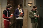 Nachdem sie erfahren haben, dass Sheldon an einer dreimonatigen Expedition zum Nordpol teilnehmen soll, freuen sich Leonard (Johnny Galecki, r.), Rajesh (Kunal Nayyar, M.) und Howard (Simon Helberg, l.) auf einen Sommer ohne ihn. Doch zu früh gefreut ...