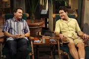 Sein bester Freund Andy (Emilio Estevez, l.) stirbt, während sie zusammen auf der Terrasse sitzen. Charlie (Charlie Sheen, r.) lässt sich daraufhin sofort auf Herz und Nieren durchchecken ...