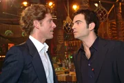 Lars (Clayton M. Nemrow, l.) und David (Mathis Künzler, r.) begegnen sich zufällig in der Bar. David sieht ein, dass Lars gewonnen hat, und gibt ihm auf den Weg, dass er Mariella glücklich machen soll.