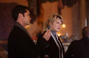 Ein Großbrand in einer Diskothek beschäftigt Scott (Danny Pino, l.) und seine Kollegin Lilly Rush (Kathryn Morris, r.).