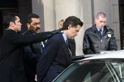 Det. Scott Valens (Danny Pino, l.) und seine Kollegen verhaften Adam Clarke (Chris Sarandon, 2.v.r.).