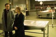 Stehen vor einem (Karten-)R&auml;tsel: Ermittlerteam Dr. Reinhart (Alan Cumming, l.) und Detective Lizzie Needham (Bojana Novakovic, r.) ...