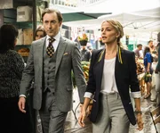 Dr. Reinhart (Alan Cumming, l.) und Detective Lizzie Needham (Bojana Novakovic, r.) ermitteln im Mordfall einer nicht identifizierten Leiche ...