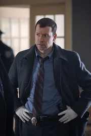 Ein Ehepaar aus der Nachbarschaft wird grausam ermordet aufgefunden. Als der Verdacht auf den drogensüchtigen Sohn der beiden fällt, hat Danny Reagan (Donnie Wahlberg) sofort Zweifel ... Ein Ehepaar aus der Nachbarschaft wird grausam ermordet aufgefunden. Als der Verdacht auf den drogensüchtigen Sohn der beiden fällt, hat Danny Reagan (Donnie Wahlberg) sofort Zweifel ...