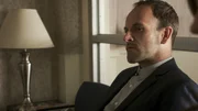 Während in New York ein Bandenkrieg ausbricht, ist Holmes (Jonny Lee Miller) immer noch mit seiner Vergangenheit beschäftigt. Warum ist May wieder in seinem Leben aufgetaucht?
