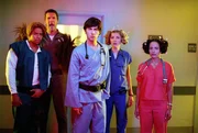 "Scrubs - Die Anfänger", "Meine Vorbilder." J.D. wird zunehmend auch von den älteren Ärzten akzeptiert. Damit muss er im krankenhausinternen Zwist zwischen Chefarzt Dr. Kelso und dessen Todfeind Dr. Cox Stellung beziehen. Eine heikle Entscheidung. Ohne Unterstützung des Chefarztes hat man keine Chance auf Karriere. Dennoch entscheidet sich J.D. für Dr. Cox. Dieser ist zwar nicht sympathischer, scheint aber eine bessere Einstellung zu seinem Beruf zu haben. Im Bild (v.li.): Donald Faison (Chris Turk), Neil Flynn (Hausmeister), Zach Braff (John 'J.D.' Dorian), Sarah Chalke (Elliot Reid), Judy Reyes (Carla Espinosa).