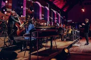 In der Reihe Heimspiel trifft die SWR Big Band regelmäßig auf hochkarätige Künstlerinnen und Künstler aus dem Sendegebiet. Im März war Olivia Trummer (Klavier) der Überraschungsgast. Die Stuttgarter Pianistin und Komponistin ist bekannt für ihren tänzerischen Sound, mit dem sie zwischen Jazz und Klassik eine Brücke schlägt. Doch Olivia Trummer ist auch eine vielseitige Sängerin und Songwriterin.