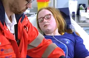Stella ist vom Hochbett auf einen Hasenkäfig gefallen. Assistenzarzt Axel Drazyk versorgt sie vor Ort.