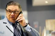 Oliver Platt als Dr. Daniel Charles