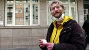 Pille (27) hofft auf einen Umzug in eine eigene Wohnung.