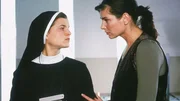 Elke (Maren Schumacher, re.) ist von Ruths (Katrein Frenzel) Direktheit kurzzeitig "entwaffnet" und gibt zu, eine harte Kindheit gehabt zu haben.